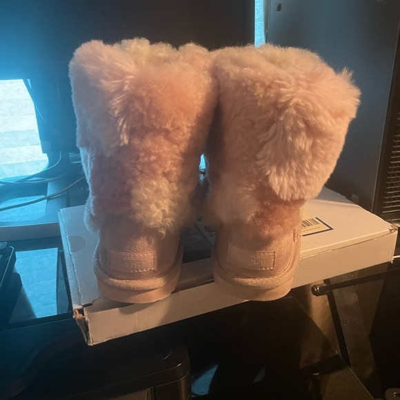 Girl UGG patch boot pink and white size 4 - Picture 2 of 4
